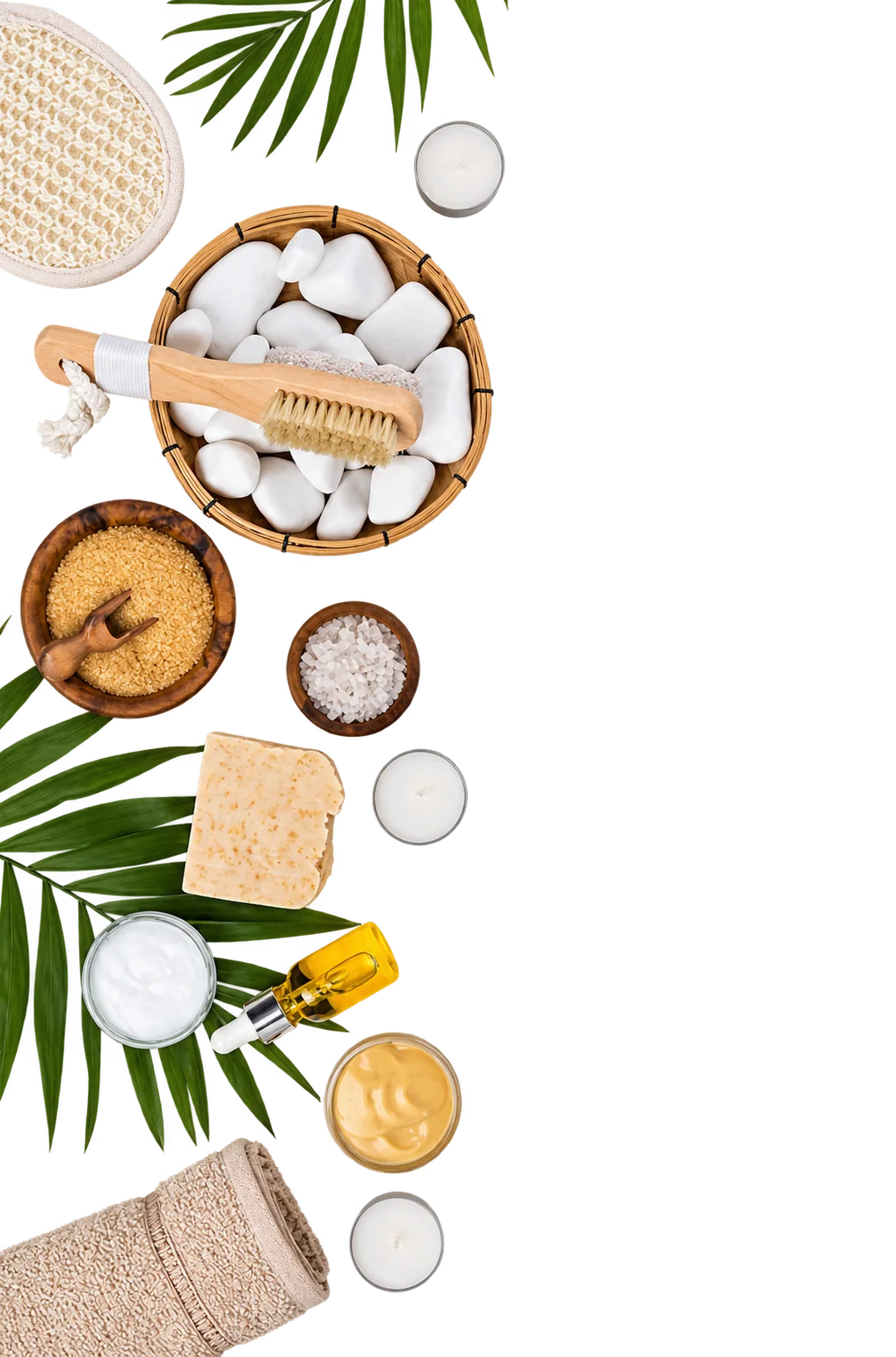 Vue de dessus de produits de bien-être : brosse en bois, galets blancs, sucre brun, sel, savon, huile, crème, bougies et serviette, avec des feuilles de palmier sur un fond clair.