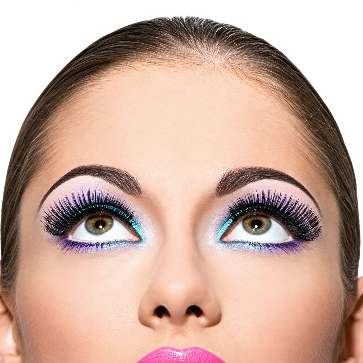 Gros plan sur le visage d'une femme regardant vers le haut, avec de longs faux cils, du fard à paupières bleu et violet et des lèvres roses.