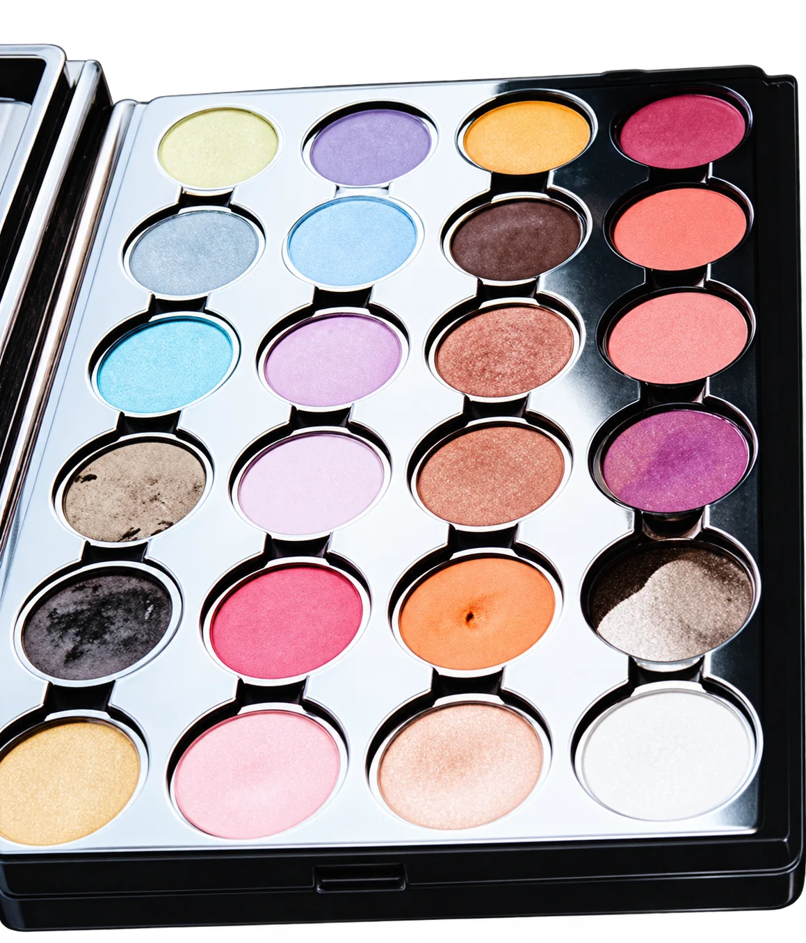 Une palette de maquillage ouverte présente de nombreux fards à paupières ronds aux couleurs vives et pastel, du jaune au violet en passant par le rose et le brun.